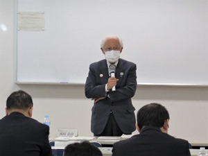 幹事会であいさつをする成原さん